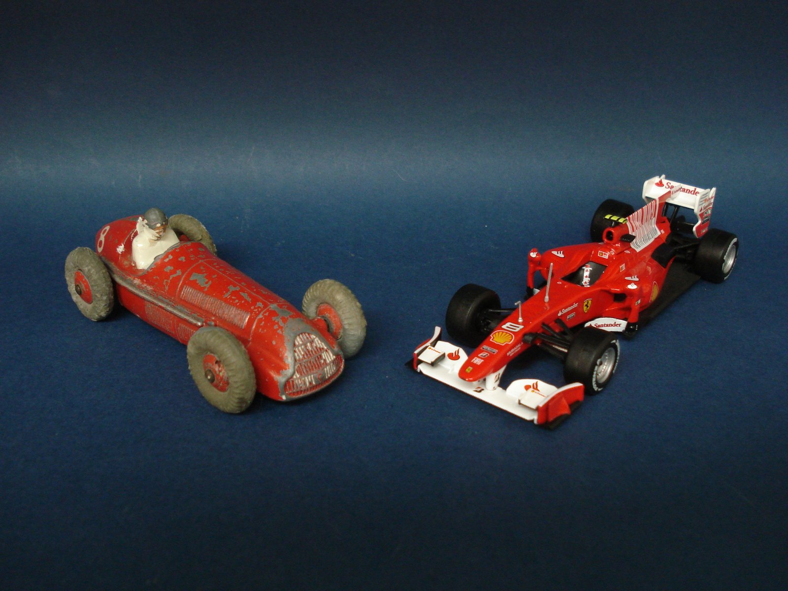 Dinky Toys Alfa Romeo 158 de 1952 e Altaya Ferrari F10 de 2012 Dinky Toys Alfa Romeo 158 de 1952 e Altaya Ferrari F10 from 2012 - 60 anos separam estes 2 modelos de Fórmula 1